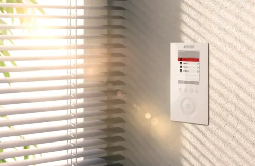 Steuerungssystem für Sonnenschutz an der Wand