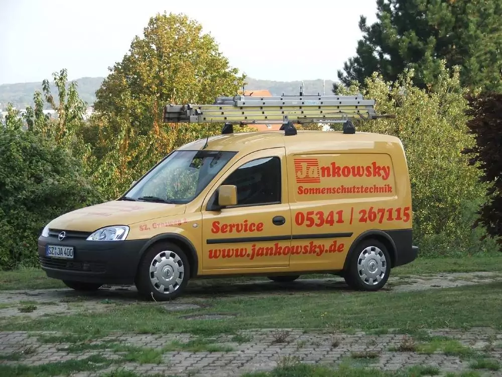 Ein gelber Kastenwagen der Jankowski GmbH mit rotem Aufdruck.