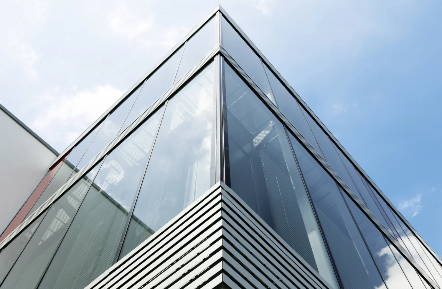 Moderne Glasfassade eines Bürogebäudes