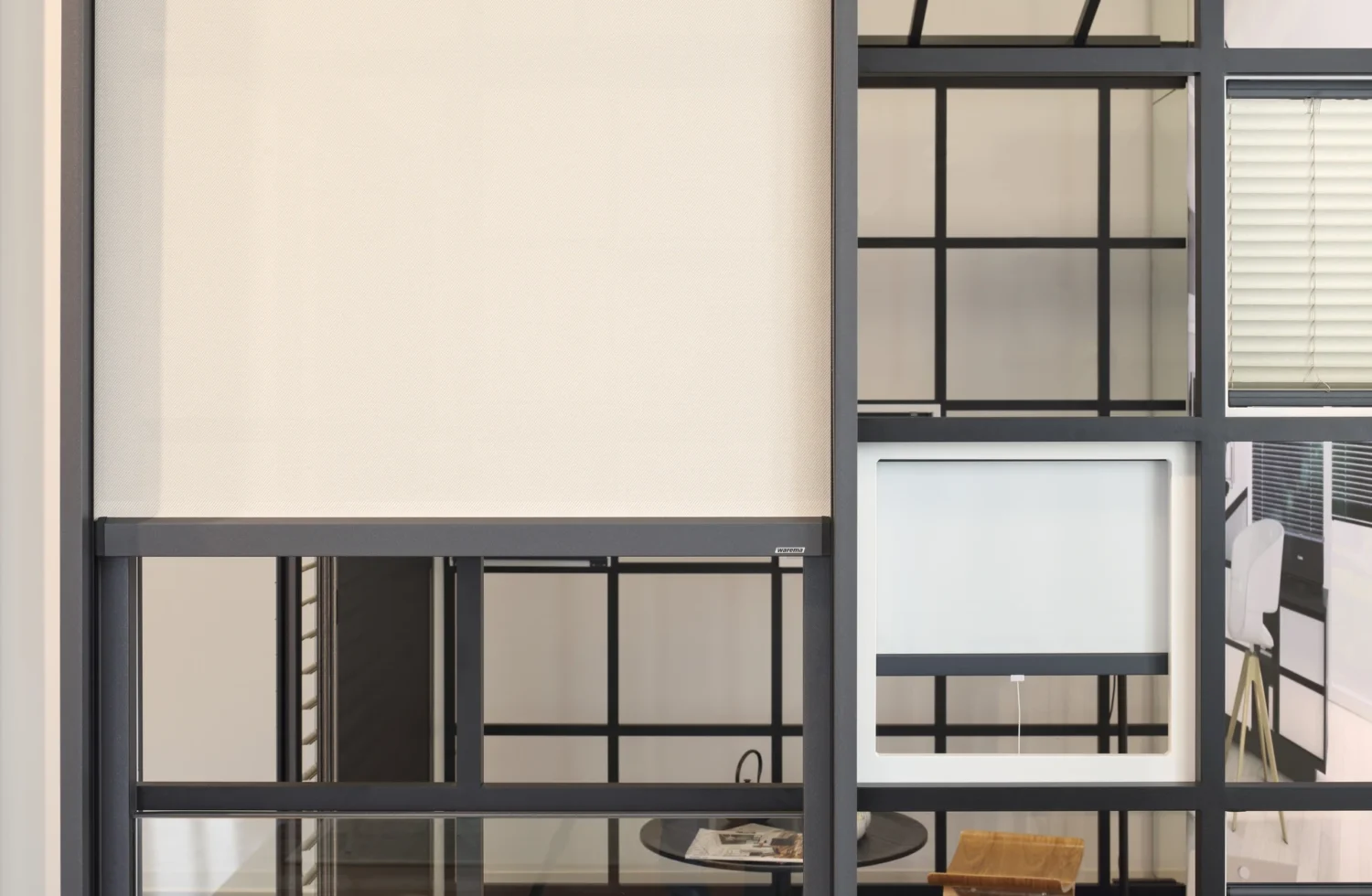 Moderne Fensterrollos in einem stilvollen Raum