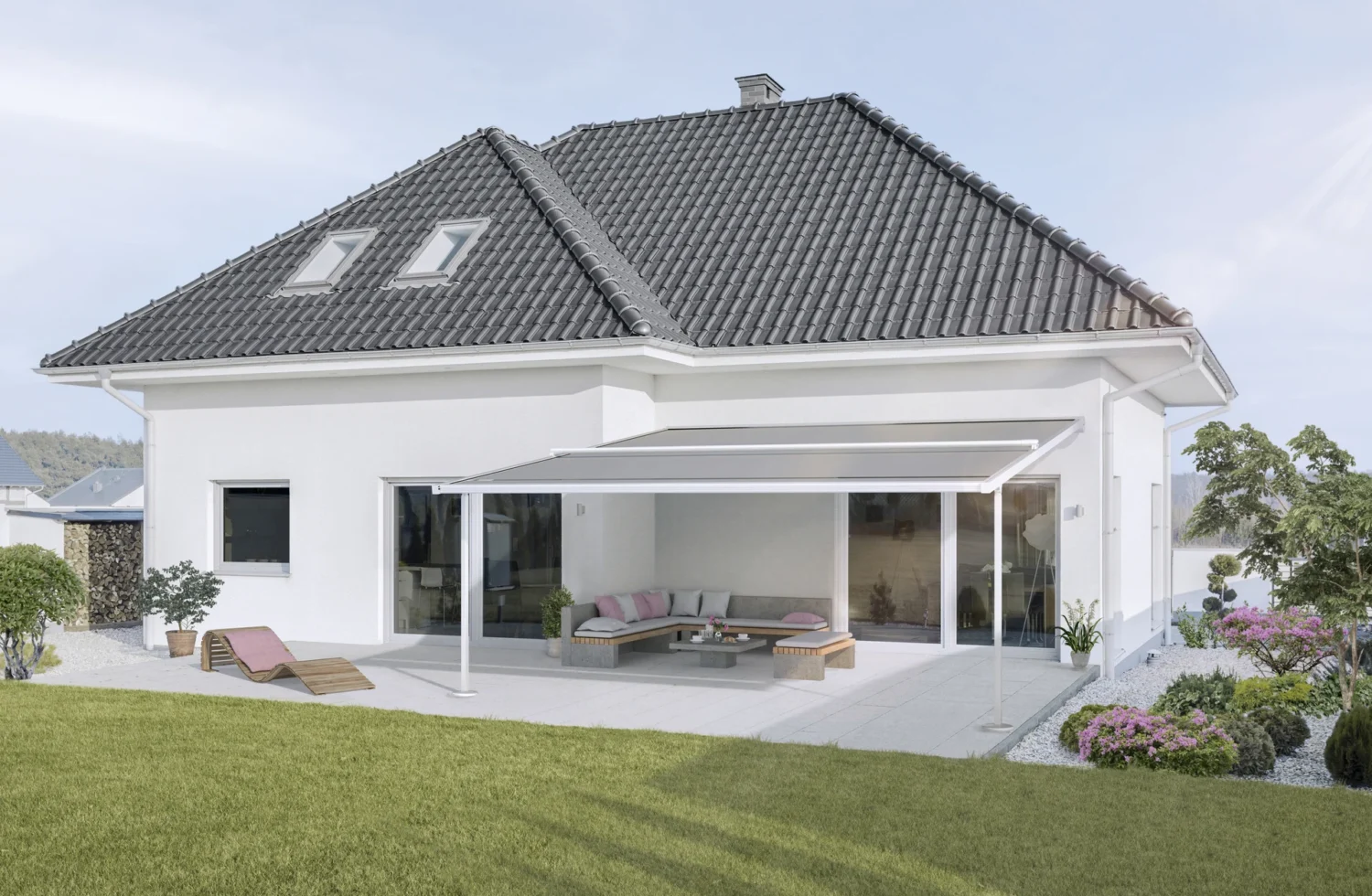 Moderne Terrassenüberdachung an einem Einfamilienhaus mit Garten