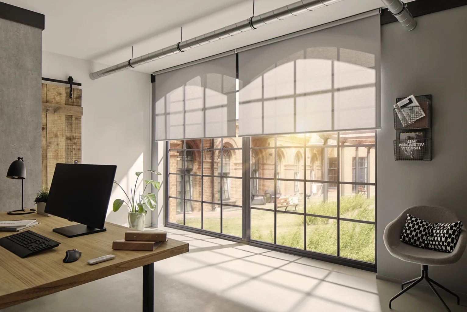 Modernes Büro mit großen Fenstern und stilvollen Möbeln