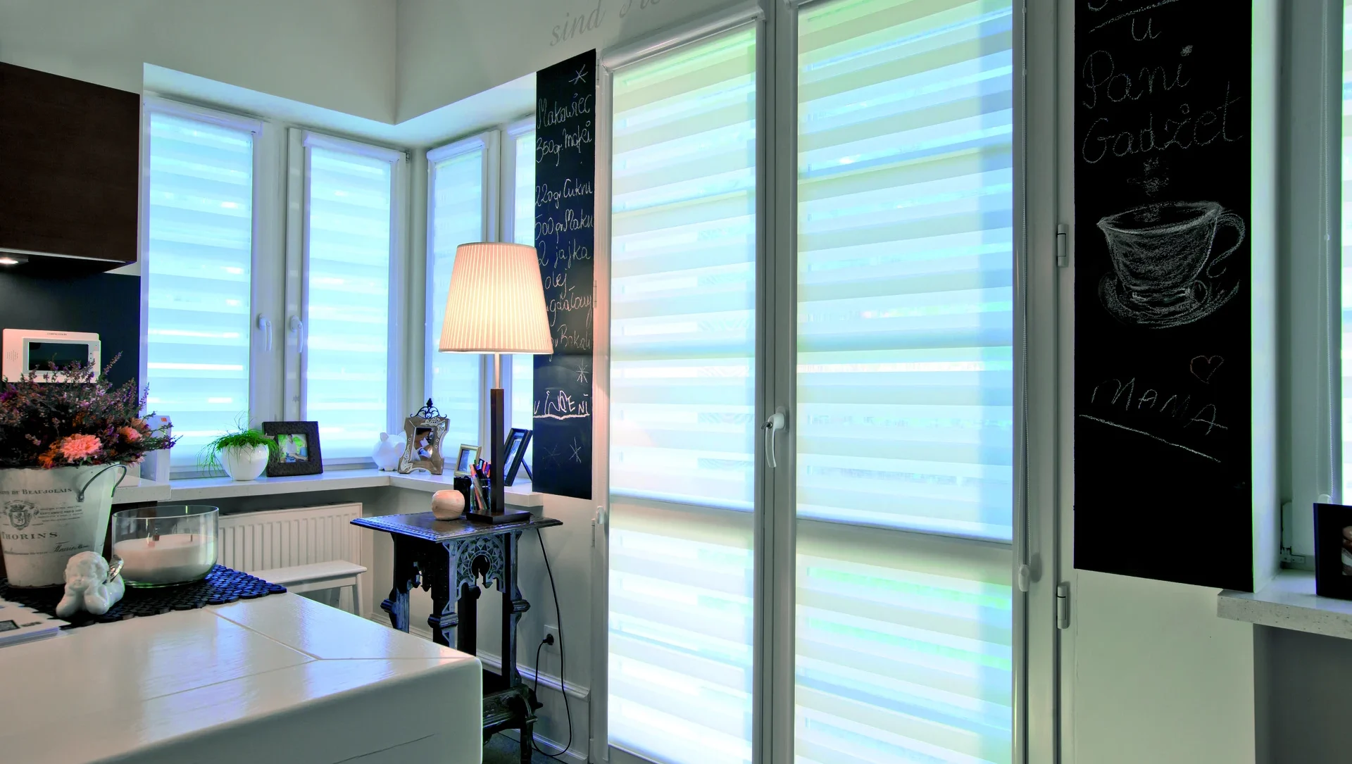 Modernes Wohnzimmer mit großen Fenstern und Dekoration